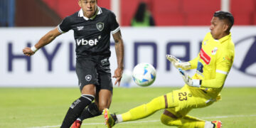 Botafogo é derrotado pelo Nacional Potosí na altitude, mas mantém chances de classificação na Libertadores e aposta na força em casa.