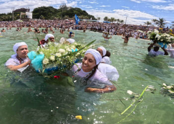 Festa de Iemanjá no Arpoador deve atrair 30 mil pessoas com rituais, cultura e reforço de serviços públicos.