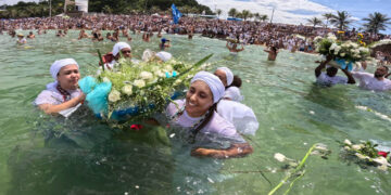 Festa de Iemanjá no Arpoador deve atrair 30 mil pessoas com rituais, cultura e reforço de serviços públicos.