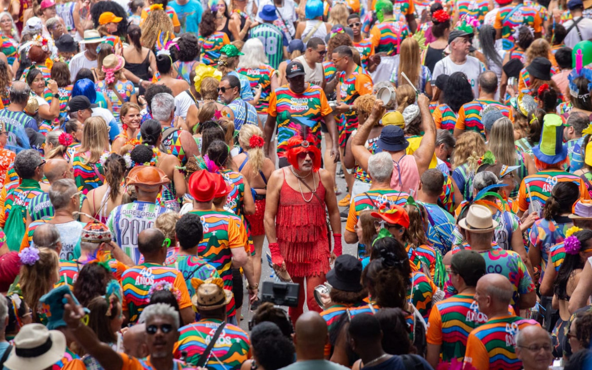 Blocos de rua movimentaram o Rio no último domingo antes do Carnaval, reunindo foliões em diversas regiões da cidade.