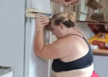 Idosa se agarra à geladeira para proteger netas durante forte enchente no Rio de Janeiro e evita tragédia em meio ao temporal.