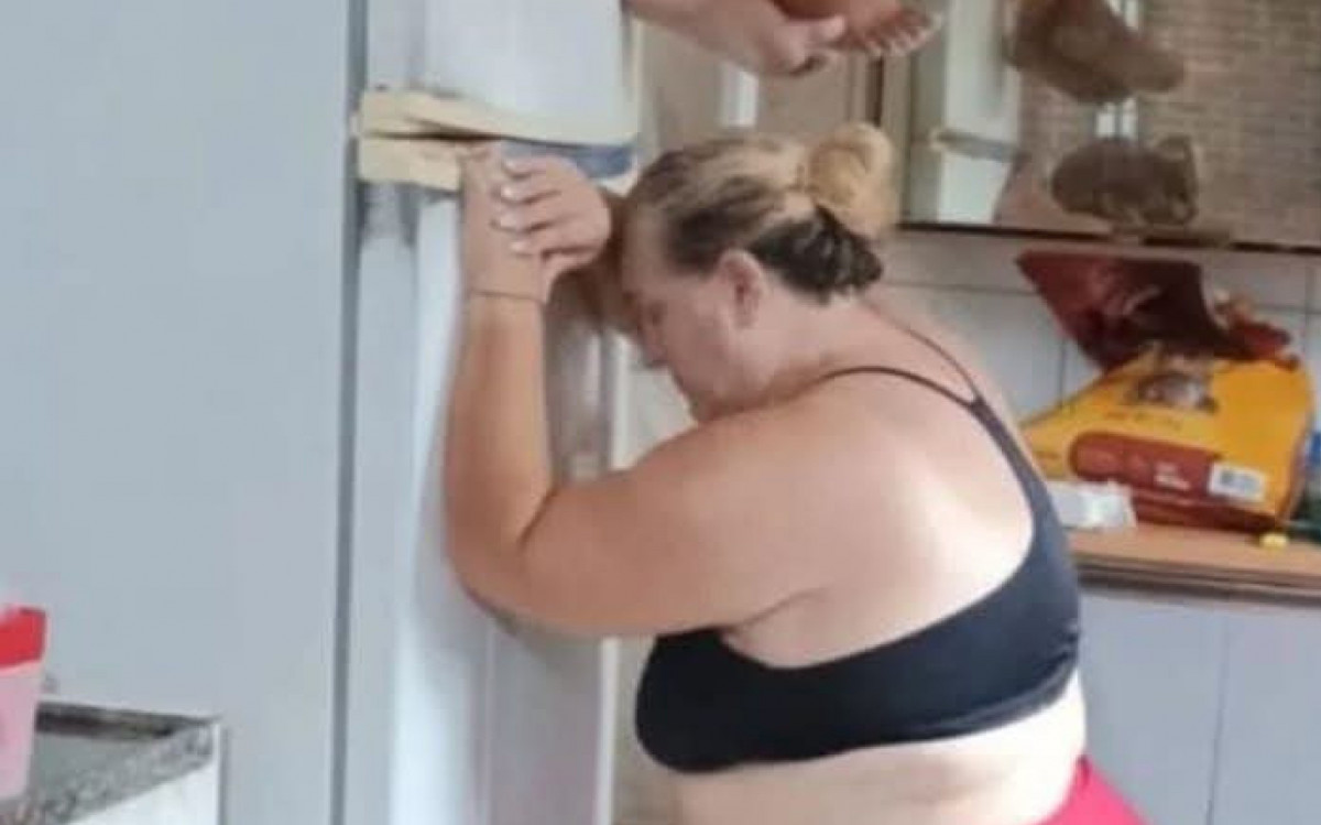 Idosa se agarra à geladeira para proteger netas durante forte enchente no Rio de Janeiro e evita tragédia em meio ao temporal.