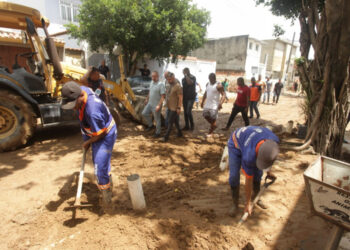 Fortes chuvas em Nova Iguaçu deixam quase 90 pessoas desalojadas. Município mantém alerta máximo e equipes em plantão.