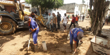 Fortes chuvas em Nova Iguaçu deixam quase 90 pessoas desalojadas. Município mantém alerta máximo e equipes em plantão.