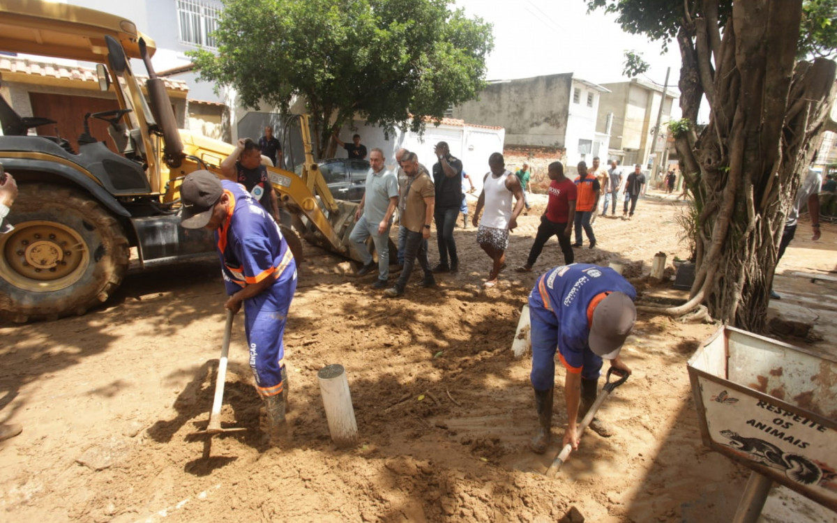 Fortes chuvas em Nova Iguaçu deixam quase 90 pessoas desalojadas. Município mantém alerta máximo e equipes em plantão.