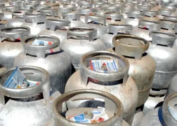 Deputados aprovam medida que cria subsídio para compra de gás de cozinha por famílias de baixa renda. Programa depende de regulamentação.