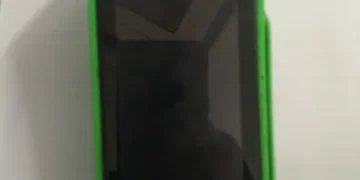 Ambulante é preso após cobrar R$ 2,4 mil por duas cervejas de turistas no Maracanã. Caso foi registrado e investigado pela polícia.