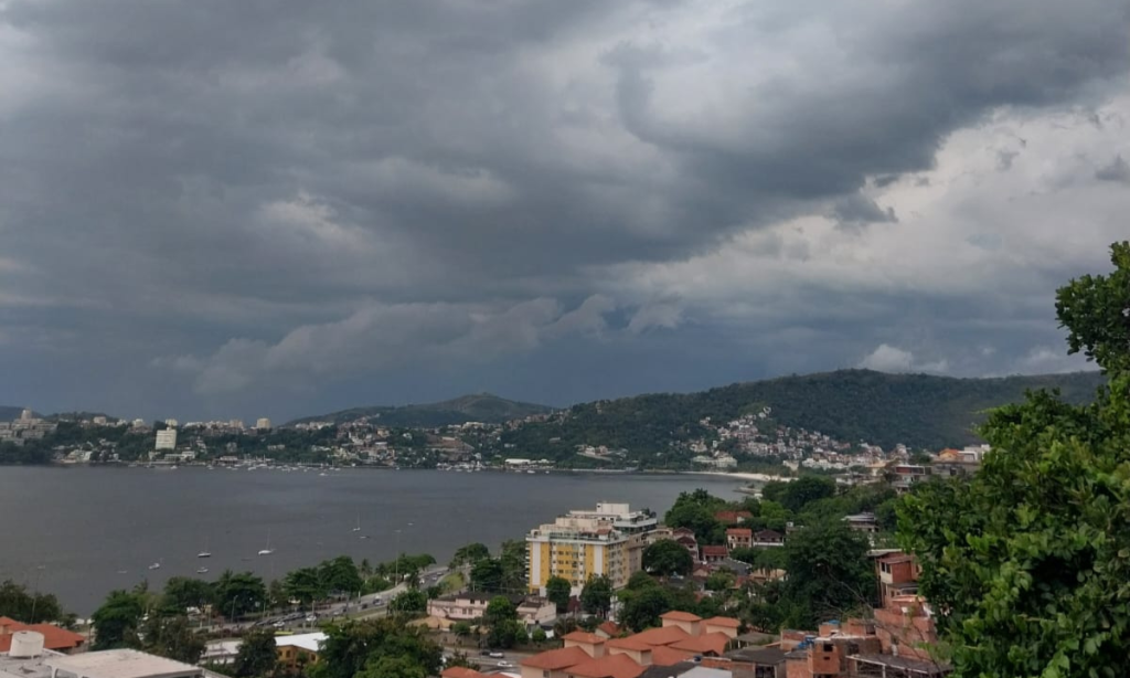 Semana começa quente e abafada com risco de temporais e pancadas de chuva fortes no Rio, Niterói e São Gonçalo.
