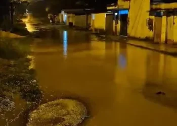 Forte chuva deixa rua de Itaboraí alagada, com lama e buracos, e moradores cobram providências urgentes das autoridades.