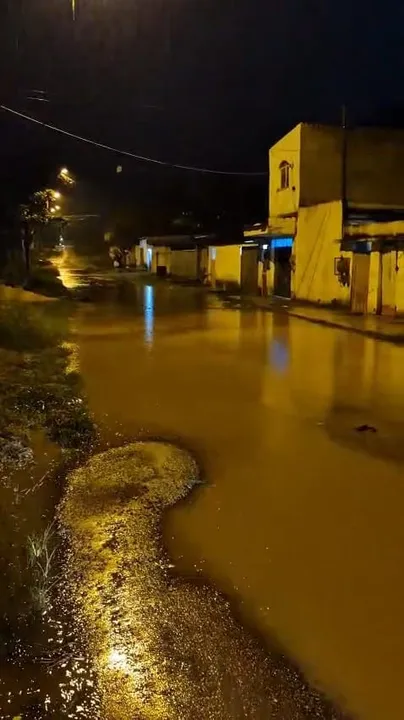 Forte chuva deixa rua de Itaboraí alagada, com lama e buracos, e moradores cobram providências urgentes das autoridades.