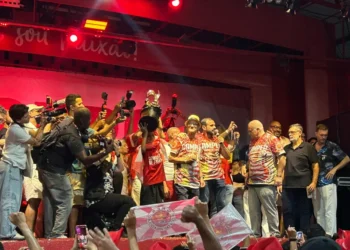 Comunidade lota quadra da Viradouro para celebrar o título do Carnaval 2026 em uma noite de festa, emoção e reconhecimento pelo trabalho da escola.