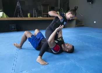 Projeto oferece aulas gratuitas de defesa pessoal para mulheres em São Gonçalo e fortalece segurança e autonomia feminina.