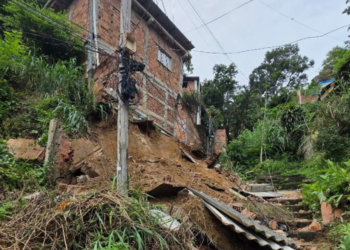 Chuva forte causa queda de energia e transtornos em comunidade de Niterói, com moradores quase 24 horas no escuro.