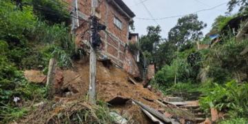 Chuva forte causa queda de energia e transtornos em comunidade de Niterói, com moradores quase 24 horas no escuro.