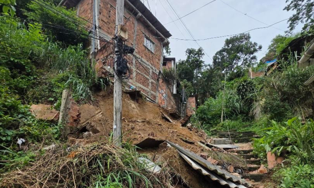 Chuva forte causa queda de energia e transtornos em comunidade de Niterói, com moradores quase 24 horas no escuro.