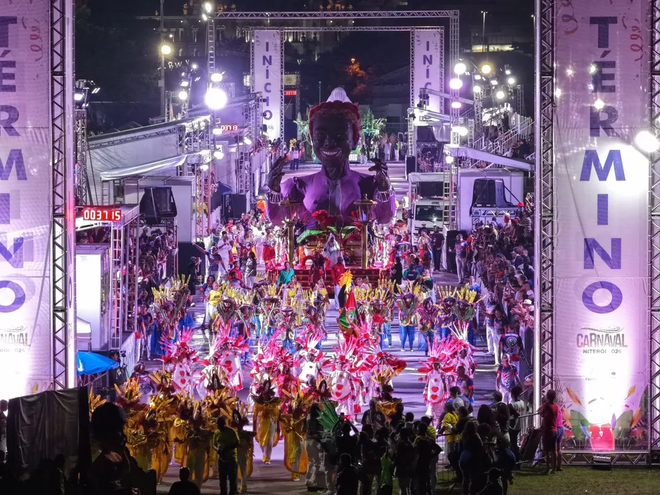 Escolas do Grupo Especial desfilam no Caminho Niemeyer com casa cheia, alto nível técnico e disputa intensa pelo título