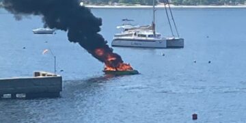 Incêndio atinge embarcação na Baía de Guanabara, em Niterói. Bombeiros controlam as chamas e causas serão investigadas.