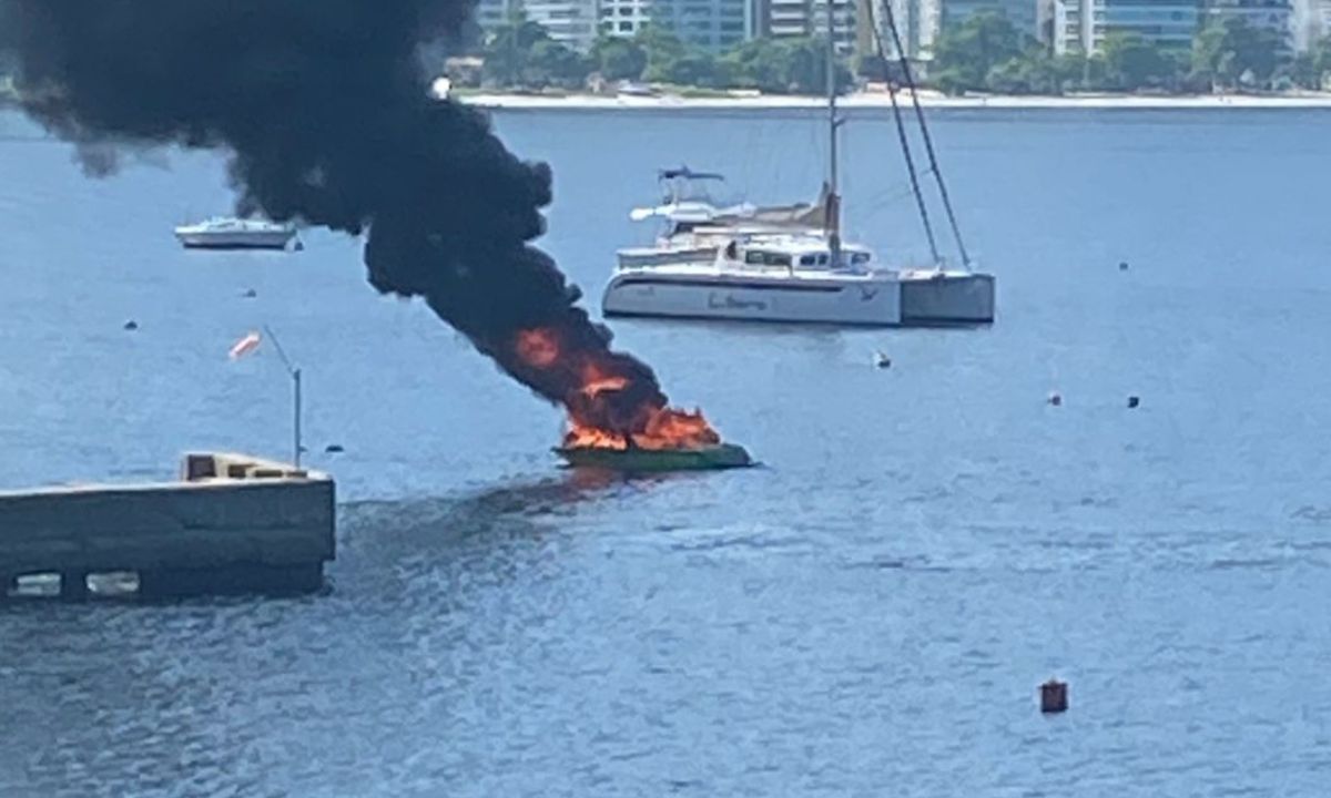 Incêndio atinge embarcação na Baía de Guanabara, em Niterói. Bombeiros controlam as chamas e causas serão investigadas.