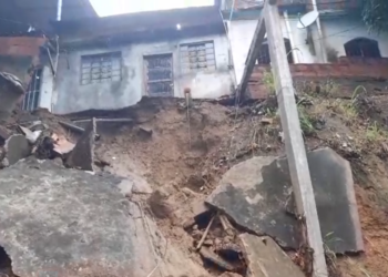Deslizamento de terra atinge imóvel em Niterói após fortes chuvas. Defesa Civil avalia riscos e orienta moradores.