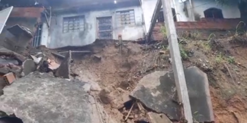 Deslizamento de terra atinge imóvel em Niterói após fortes chuvas. Defesa Civil avalia riscos e orienta moradores.