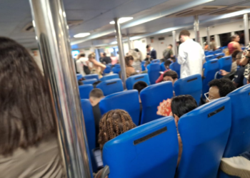 Passageiros enfrentaram atrasos, filas e superlotação nas barcas, gerando caos e dificuldades no transporte aquaviário do Rio.