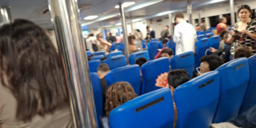 Passageiros enfrentaram atrasos, filas e superlotação nas barcas, gerando caos e dificuldades no transporte aquaviário do Rio.