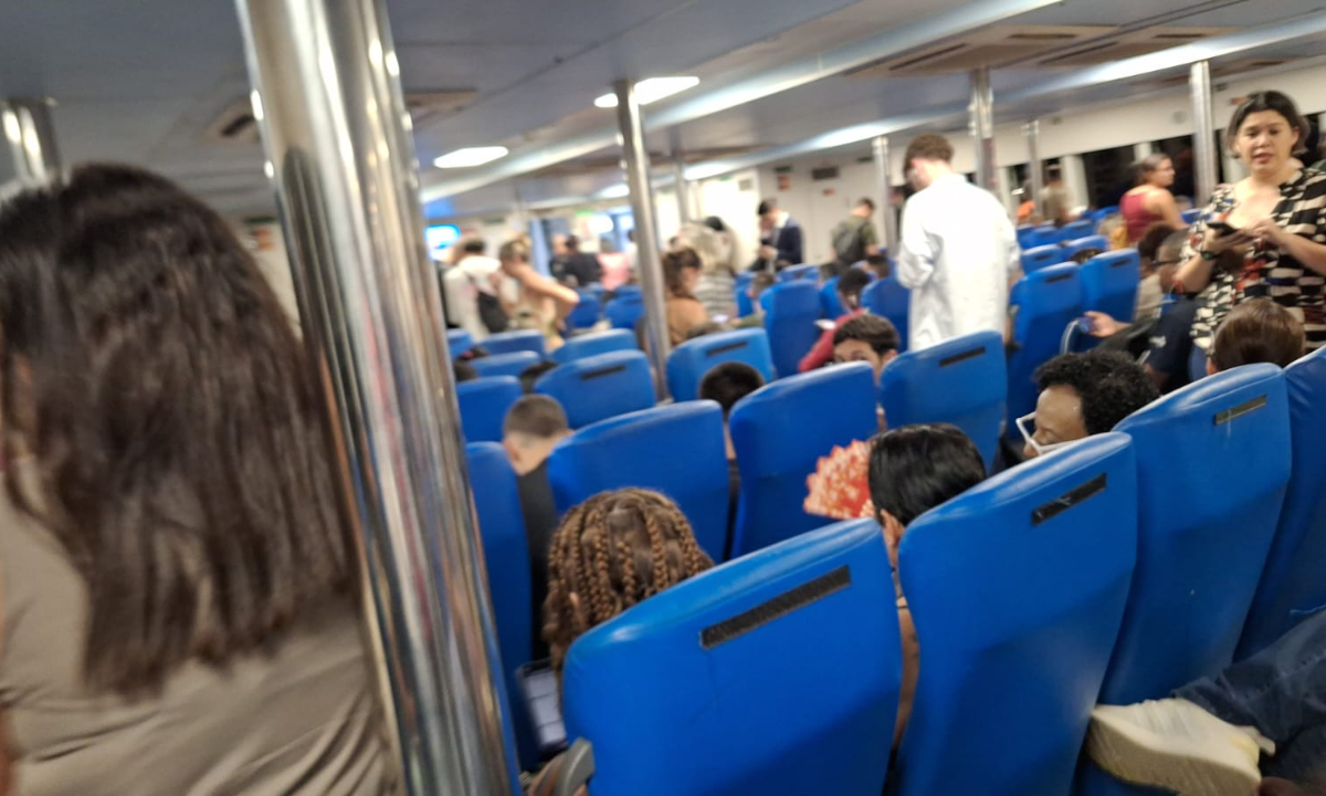 Passageiros enfrentaram atrasos, filas e superlotação nas barcas, gerando caos e dificuldades no transporte aquaviário do Rio.