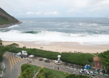 Nova regra altera pagamento do estacionamento na Praia de Itacoatiara e exige atenção dos motoristas para evitar multas.
