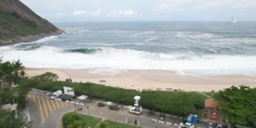 Nova regra altera pagamento do estacionamento na Praia de Itacoatiara e exige atenção dos motoristas para evitar multas.