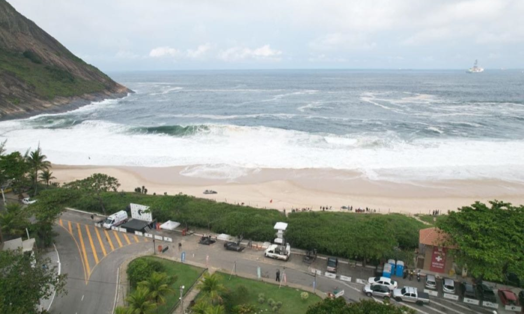 Nova regra altera pagamento do estacionamento na Praia de Itacoatiara e exige atenção dos motoristas para evitar multas.