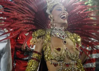 Juliana Paes retorna como rainha de bateria da Viradouro após 17 anos e reforça a tradição da escola no carnaval carioca.