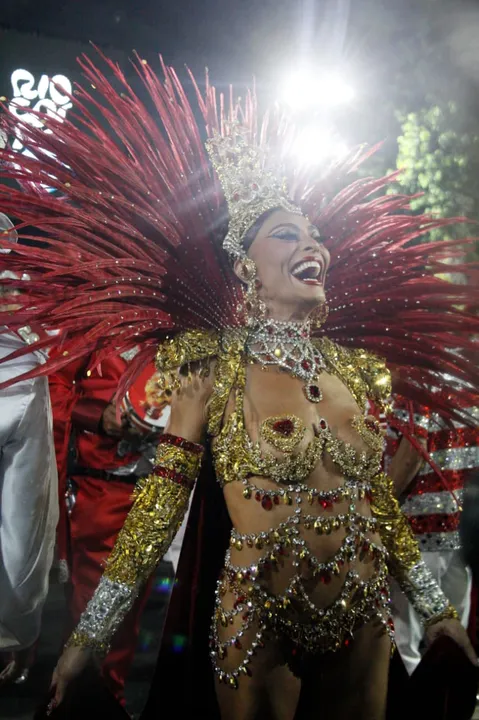 Juliana Paes retorna como rainha de bateria da Viradouro após 17 anos e reforça a tradição da escola no carnaval carioca.