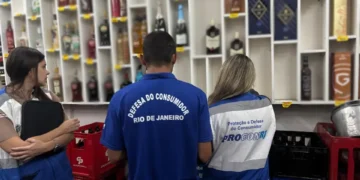 Ministério Público processa Coca-Cola e Ambev por suposta publicidade enganosa no Rio de Janeiro. Caso envolve rótulos e campanhas.