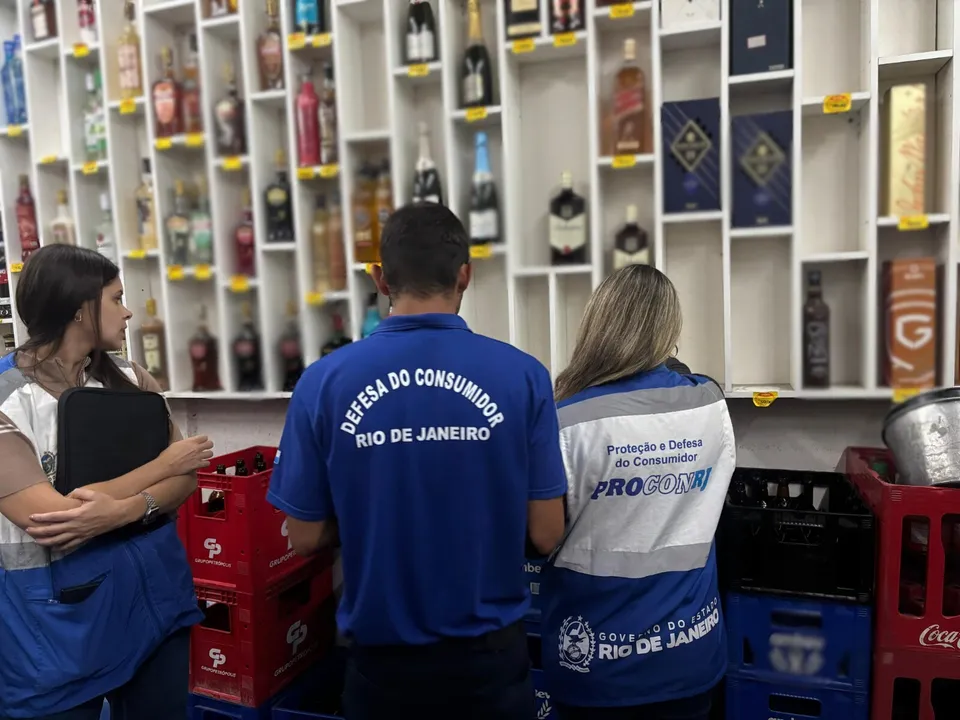 Ministério Público processa Coca-Cola e Ambev por suposta publicidade enganosa no Rio de Janeiro. Caso envolve rótulos e campanhas.