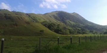 Maricá anuncia criação do Caminho Parque dos Orixás na Serra do Mato Grosso com foco em turismo sustentável e preservação ambiental.