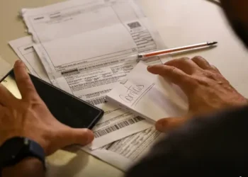 Novo salário mínimo de R$ 1.621 entra em vigor e começa a ser pago a trabalhadores, aposentados e beneficiários em todo o país.