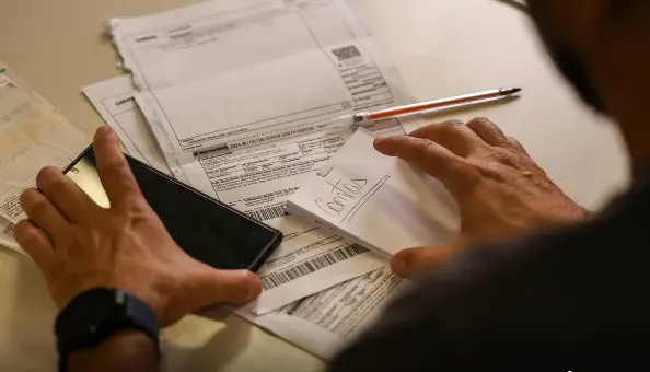 Novo salário mínimo de R$ 1.621 entra em vigor e começa a ser pago a trabalhadores, aposentados e beneficiários em todo o país.