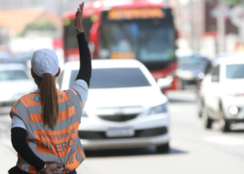 Carnaval provoca interdições e mudanças no trânsito em bairros de Niterói a partir desta sexta-feira. Motoristas devem ficar atentos aos desvios.
