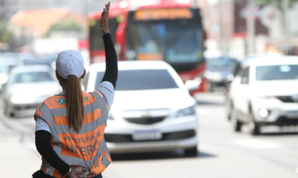 Carnaval provoca interdições e mudanças no trânsito em bairros de Niterói a partir desta sexta-feira. Motoristas devem ficar atentos aos desvios.
