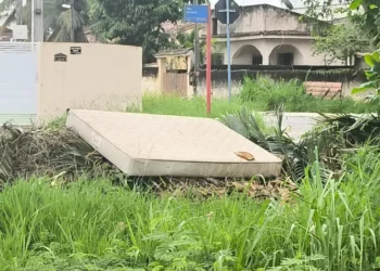 Moradores do Manu Manuela pedem providências após descarte irregular de lixo em canal, com riscos ambientais e à saúde