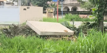 Moradores do Manu Manuela pedem providências após descarte irregular de lixo em canal, com riscos ambientais e à saúde