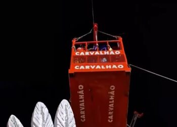 Bombeiros resgatam dez pessoas presas em carro alegórico na Sapucaí. Operação rápida evitou feridos e garantiu segurança durante desfile.