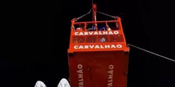 Bombeiros resgatam dez pessoas presas em carro alegórico na Sapucaí. Operação rápida evitou feridos e garantiu segurança durante desfile.