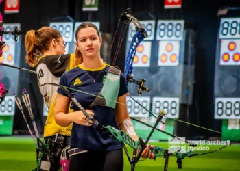 Ana Luiza conquista bronze em competição internacional e assume a terceira posição no ranking mundial indoor, destacando o esporte de Maricá.