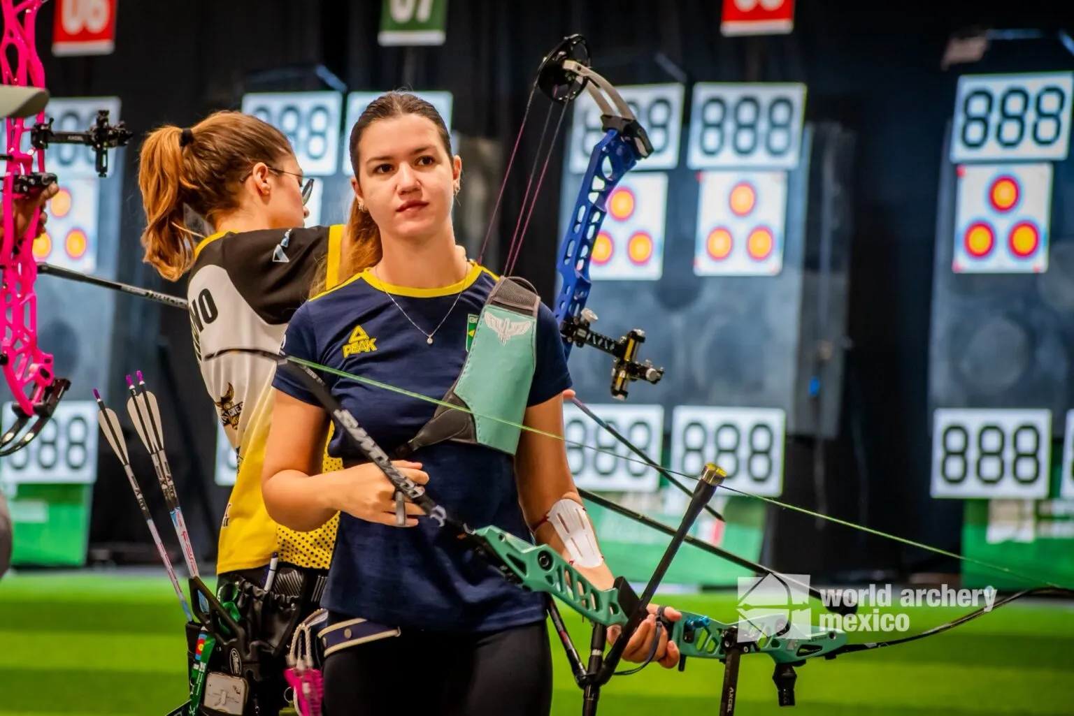 Ana Luiza conquista bronze em competição internacional e assume a terceira posição no ranking mundial indoor, destacando o esporte de Maricá.