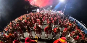 Escola de samba União de Maricá realiza último ensaio de rua em Itaipuaçu antes do Carnaval, com participação da comunidade