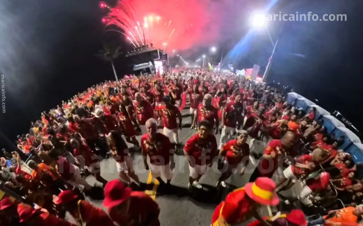 Escola de samba União de Maricá realiza último ensaio de rua em Itaipuaçu antes do Carnaval, com participação da comunidade