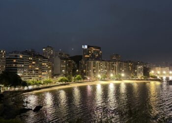 Niterói moderniza a iluminação da orla com LED para ampliar segurança, reduzir custos e melhorar a visibilidade noturna.