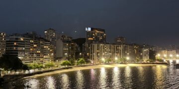 Niterói moderniza a iluminação da orla com LED para ampliar segurança, reduzir custos e melhorar a visibilidade noturna.