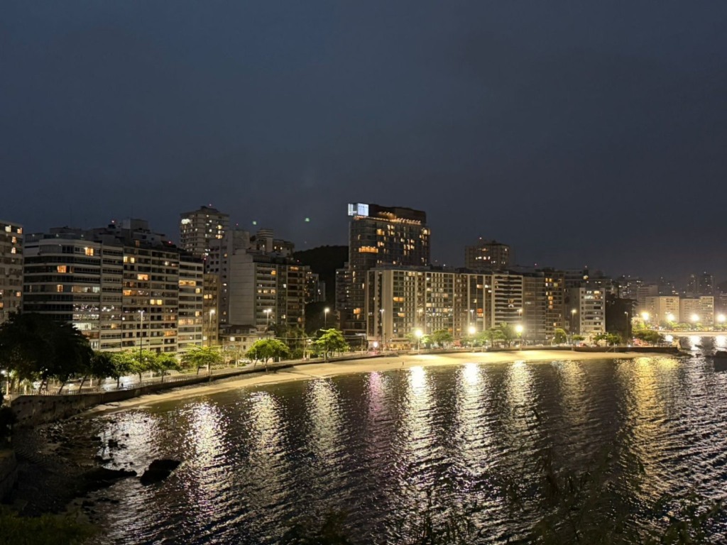 Niterói moderniza a iluminação da orla com LED para ampliar segurança, reduzir custos e melhorar a visibilidade noturna.